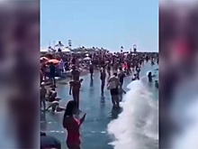 Не резиновый: туристы перестали помещаться на пляже в Сочи