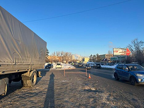В Оренбурге кондуктор попала под НефАЗ. Женщина погибла