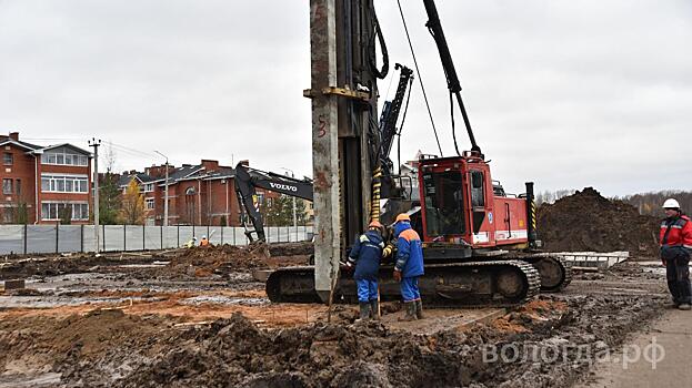 Более 200 свай для опор Некрасовского моста забили строители в Вологде