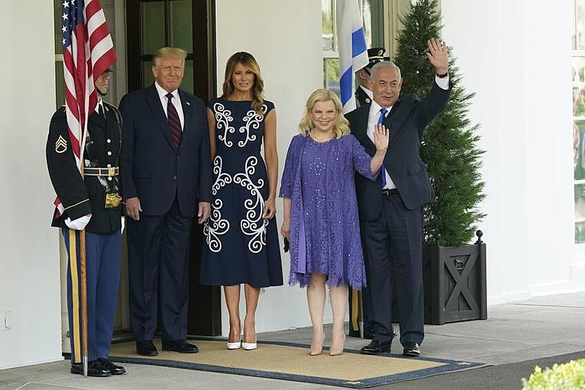 На встречу с израильским политиком Биньямином Нетаньяху и его супругой Мелания Трамп вышла в силуэтном миди-платье классического синего цвета с контрастным принтом. Наряд за несколько тысяч долларов также не понравился хейтерам: белые вензеля вызывали ассоциацию с костюмом скелета на Хэллоуин.