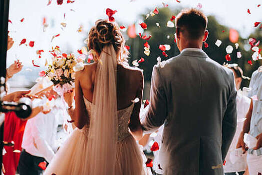 В Италии жених попал в больницу после пожара из-за фейерверков на свадебном торте