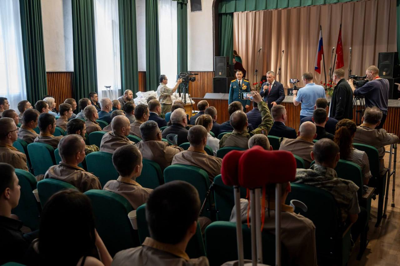 Мэр Иркутска Руслан Болотов поздравил участников СВО, проходящих лечение, с 80-й годовщиной Победы в Великой Отечественной войне