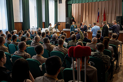 Мэр Иркутска Руслан Болотов поздравил участников СВО, проходящих лечение, с 80-й годовщиной Победы в Великой Отечественной войне