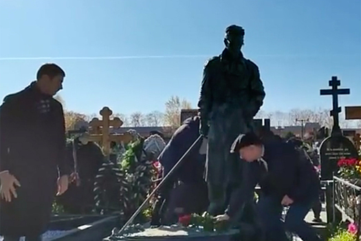 В Москве открыли памятник писателю Эдуарду Лимонову