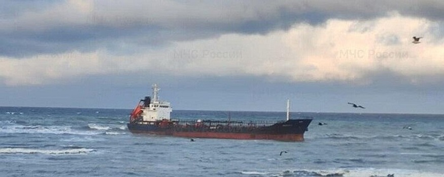 Чтобы вытащить севший на мель у Сахалина танкер «Виктория» спасатели хотят освободить его от топлива