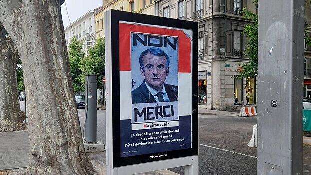 Во Франции развесили плакаты с Макроном в виде Гитлера