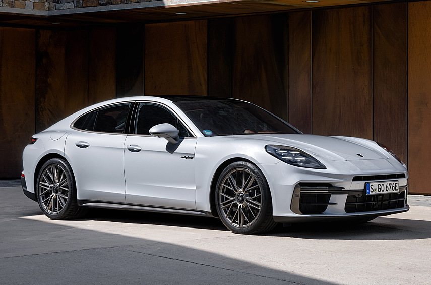 Porsche Panamera Turbo S E-Hybrid. Мощнейшая версия в истории модели установила рекорд трассы Нюрбургринг в категории Executive Cars ещё до своего дебюта. Гибрид обошёл Mercedes-AMG GT 63 S 4Matic+ на 3,63 секунды, а Panamera Turbo S прошлого поколения — на 5,64.
