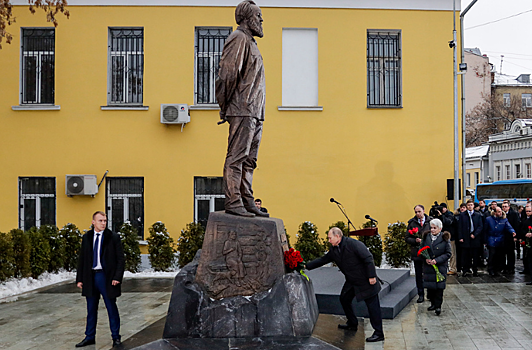 Путин приехал на открытие памятнику Солженицыну