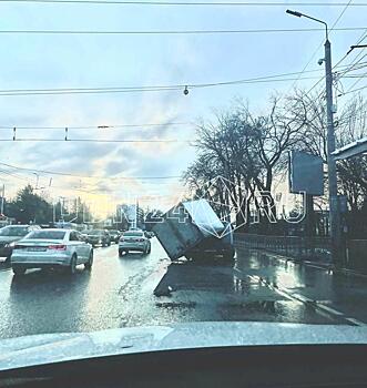 В Ростове у движущейся &laquo;Газели&raquo; слетел кузов