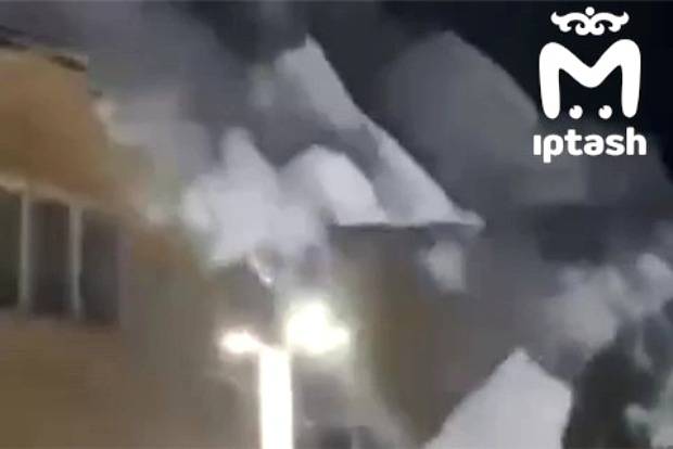 Крыша дома рухнула вместе со снежной глыбой в российском регионе