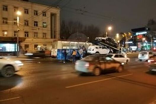 В Челябинске водитель автовоза снес дверь городскому трамваю