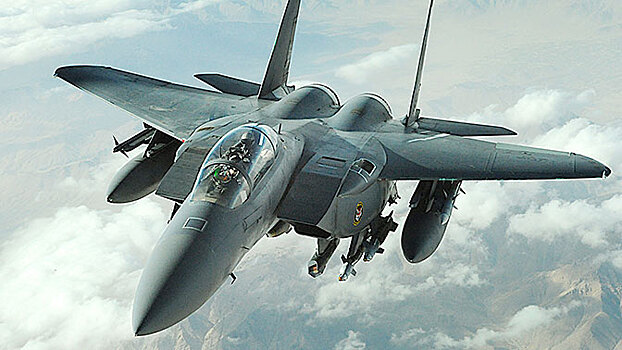 Американский F-15 чуть не столкнулся с британским заправщиком