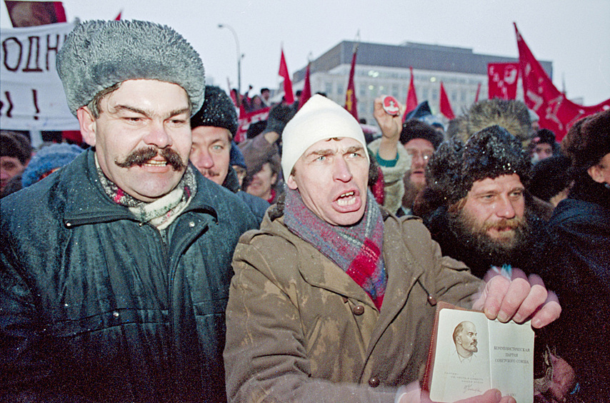 Митинг "голодных очередей". Участники митинга "голодных очередей" у главного входа на ВДНХ с требованием наладить снабжение города продовольствием, декабрь 1991 года