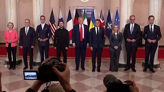 Поза Макрона на фото в Белом доме вызвала вопросы о соблюдении протокола