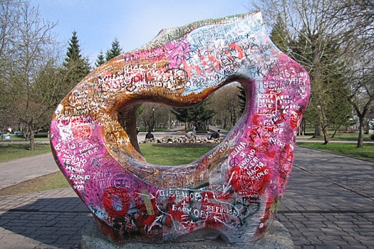 Грязную «Любовь» очистят от надписей в Первомайском сквере Новосибирска