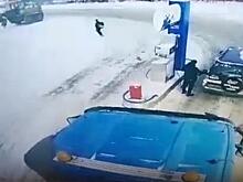 Безумный грейдер атаковал бензоколонку на трассе под Новосибирском