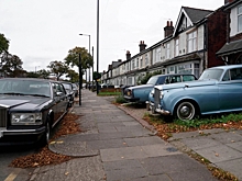 Посмотрите на коллекцию классических британских автомобилей, которую хранят прямо на улице в гетто