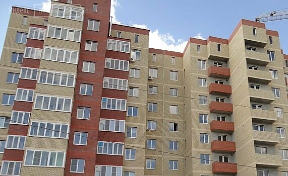 Металлический лист, упавший с крыши новостройки, повредил машину астраханки (видео)