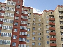 Металлический лист, упавший с крыши новостройки, повредил машину астраханки (видео)