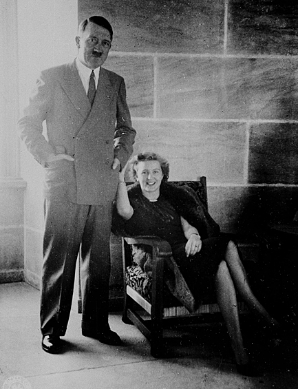 Адольф Гитлер и Ева Браун в своем доме в Берхтесгадене, недатированная фотография
