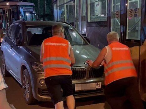 Передвигали кроссовер руками: из-за BMW в Новосибирске встали трамваи №13