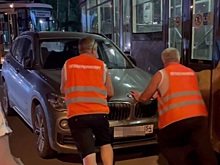 Передвигали кроссовер руками: из-за BMW в Новосибирске встали трамваи №13