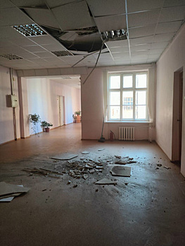 В екатеринбургском колледже обрушился потолок