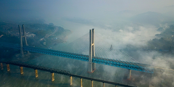 В Чунцине завершено строительство первого в мире двухъярусного 6-колейного балочно-вантового железнодорожного моста