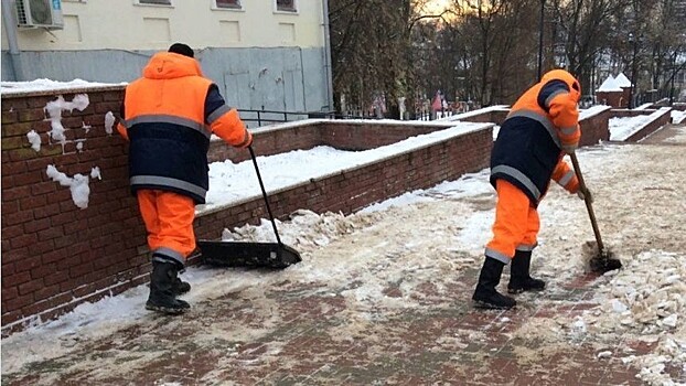 В Кирове увеличили количество рабочих на ручной уборке тротуаров и остановок