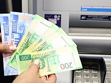 Оклад растет, а денег нет: как платят в России