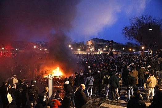 Против протестующих в Париже применили слезоточивый газ
