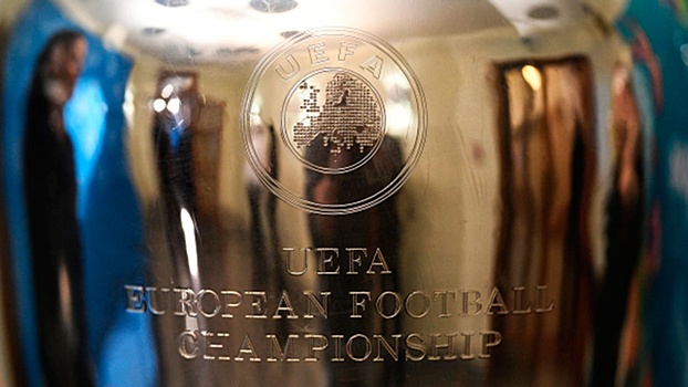Сто дней до турнира: кубок чемпионата Европы по футболу доставили в Санкт-Петербург