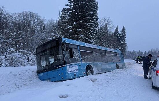 В Вологодской области рейсовый автобус съехал в кювет