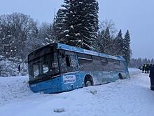 В Вологодской области рейсовый автобус съехал в кювет