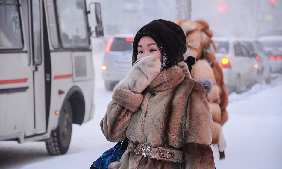 Девушка на остановке в городе Якутске. Температура воздуха минус 47 градусов по Цельсию, 2018 год