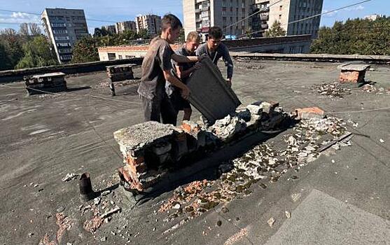 В Железногорске начался капитальный ремонт кровли домов на улице Курской