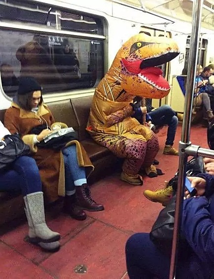 Когда ученые говорят, что динозавры вымерли. Оказывается, они поселились в метро.