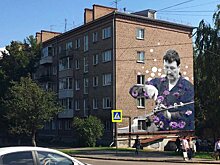 Портреты оружейников на домах Ижевска, бюст Путина на Байкале и застрявший в лифте папа римский: что произошло минувшей ночью