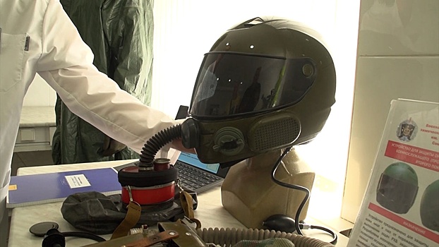 Операторы 11-й научной роты РХБ защиты представили «противогаз-бронешлем»