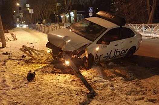 В Екатеринбурге машина такси врезалась в ограждение