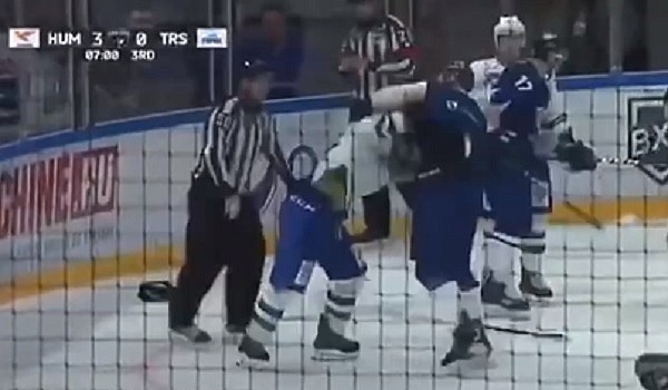 В Сети появилось видео, как украинский и российский хоккеисты жёстко подрались во время матча (ВИДЕО)