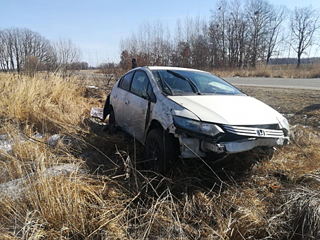 Легковой автомобиль улетел с дороги на трассе в ЕАО