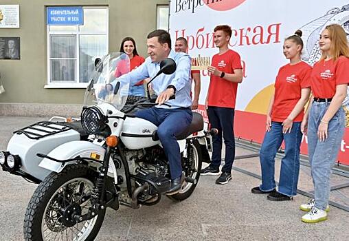 Свердловский губернатор приручил культовый байк на Ирбитской ярмарке