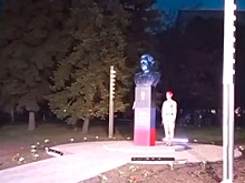 Памятник первому главе ДНР Захарченко установили в городе Шахтерск