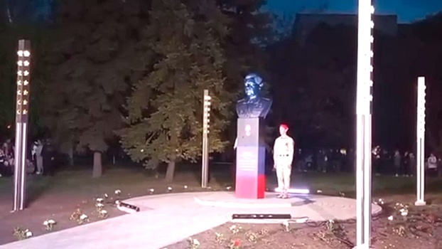 Памятник первому главе ДНР Захарченко установили в городе Шахтерск