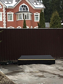 Черный гроб с золотой окантовкой подбросили к воротам бывшего строительного вице-губернатора Ленобласти Николая Пасяды