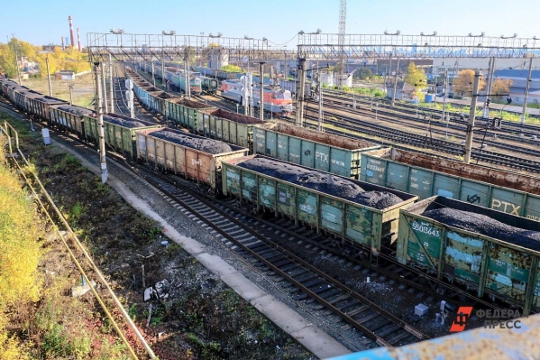 Грузовой поезд сошел с путей в Свердловской области