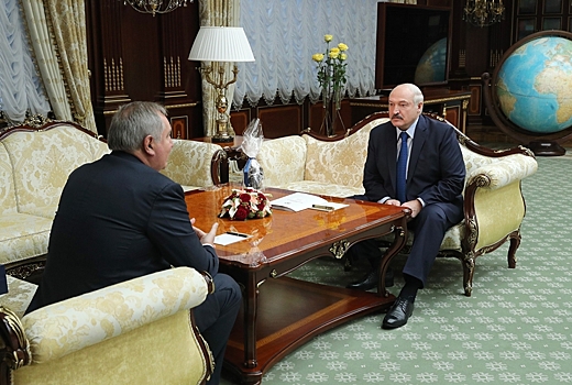 Рогозин подарил Лукашенко перчатку космонавта