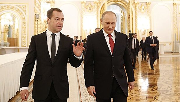 Путин поздравил Медведева с днем рождения