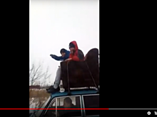 В Камне-на-Оби студенты прокатились на крыше машины в диване